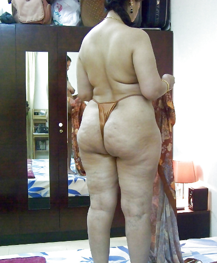 Big ass Indian wife showing her nude big butt photo