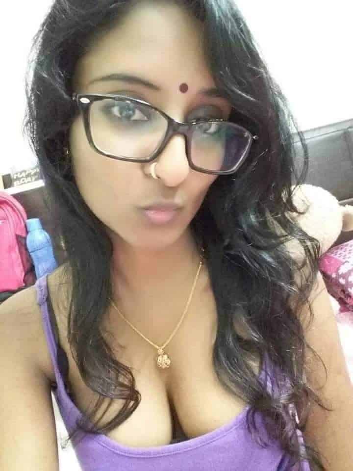 Indian Bhabhi nude selfie pics