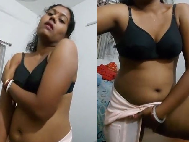 naughty Desi Bhabhi teasing sex show