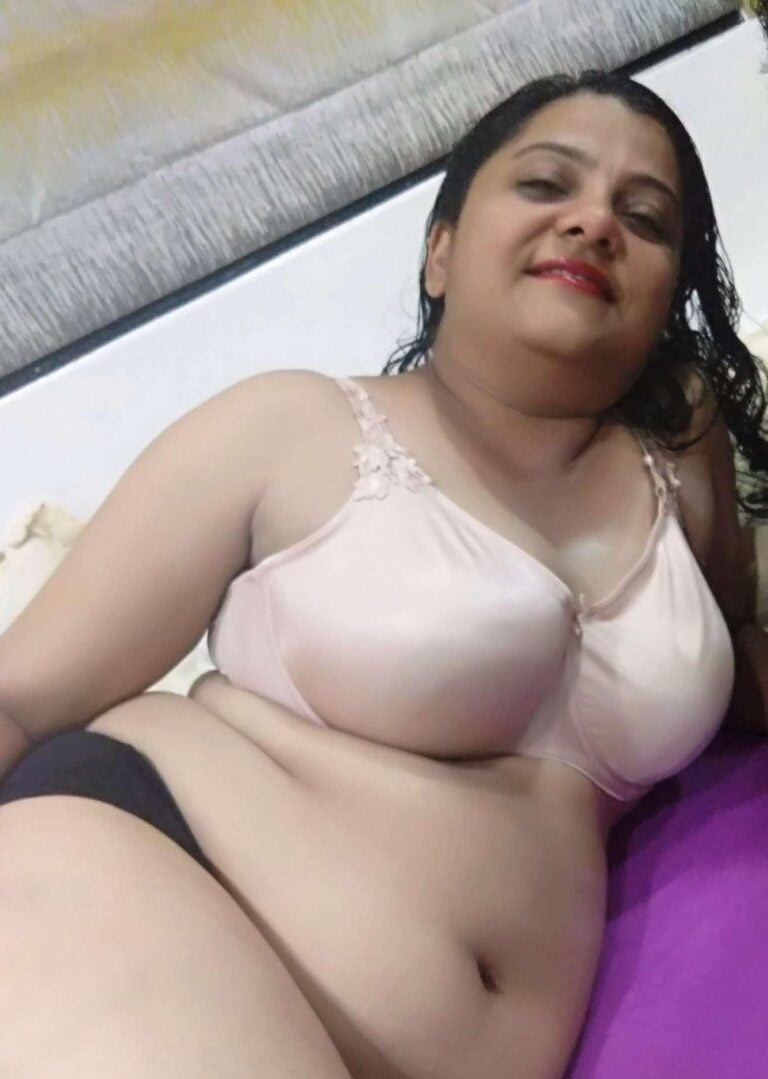 big ass Indian MILF nude