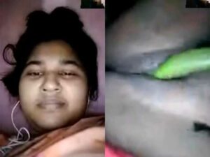 Bangladeshi Village Bhabhi masturbating pussy