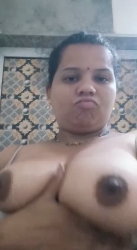 Busty Indian nude aunty pics shared