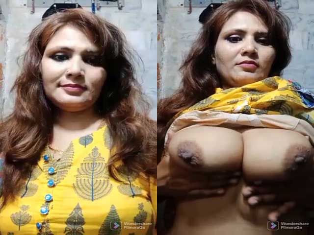 horny Indian Bhabhi shows big boobs