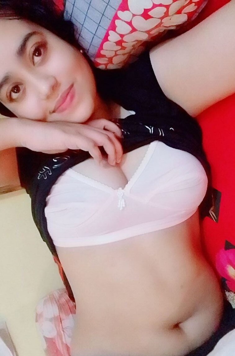 Indian college girl showing naked boobs