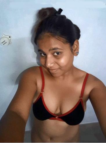 Indian girl topless boobs showing selfie