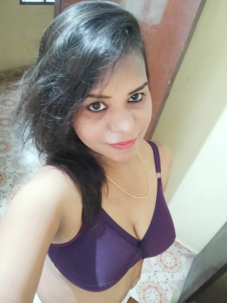 Big boobs Indian girl topless photos
