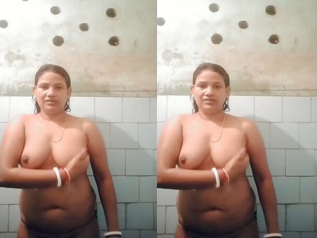 Bengali boudi bathing naked for lover viral