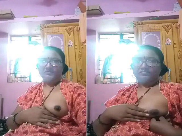 Indian mature aunty showing boobs